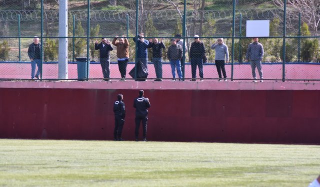 Eskişehir'deki maçta çevik kuvvetten taraftarlara uyarı