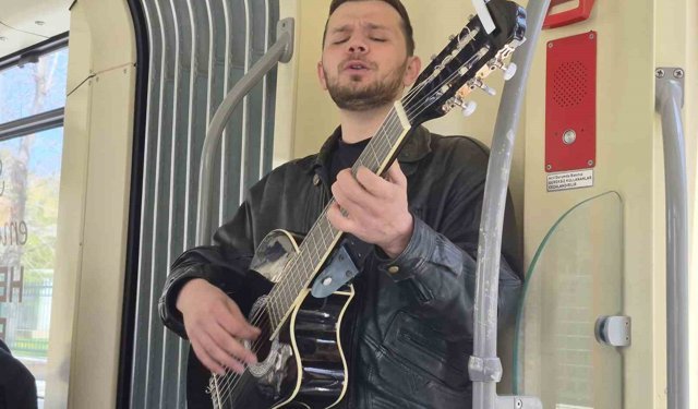 Eskişehir'de gitar çalan genç tramvayı sahneye çevirdi