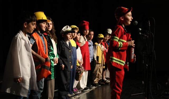 Odunpazarı’nda “İngilizce Gecesi”: Kursiyerler dil becerilerini sahneye taşıdı