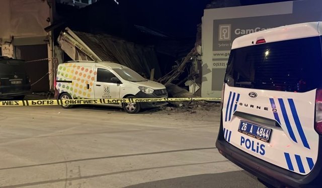 Eskişehir'de gürültüyle çöktü, facia kıl payı atlatıldı!