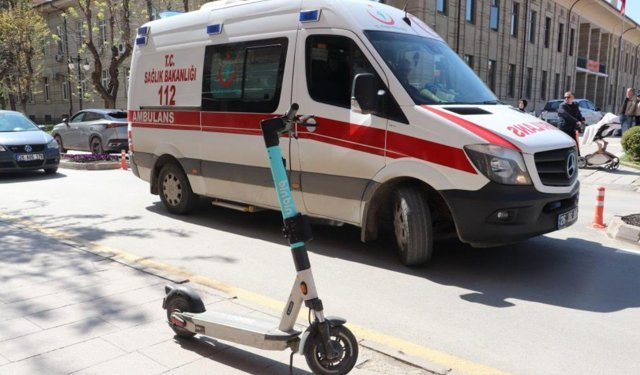 Otomobil ile scooter çarpıştı