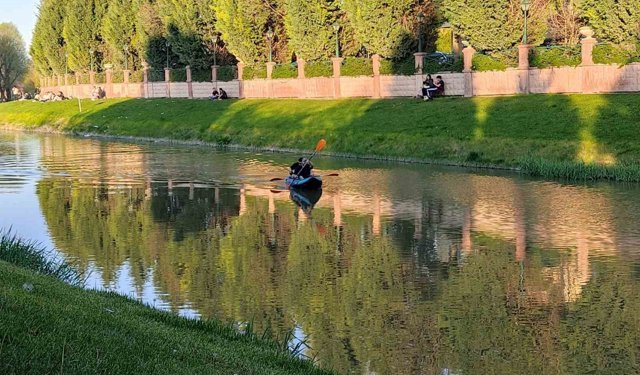 Kanlıkavak'ta gençlerin kano keyfi