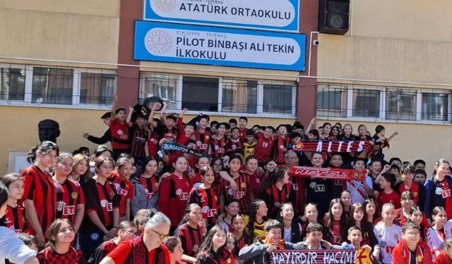 Öğrenciler okulda Es Es marşları ile coştu