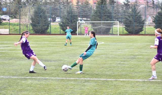 Sadece Çamlıcaspor galibiyetle başladı