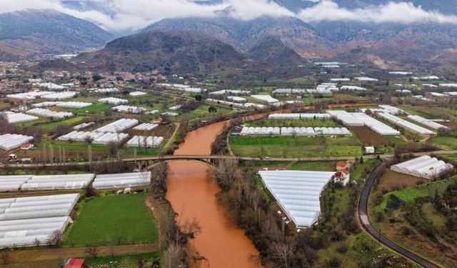 Eskişehir'deki yağışlar Sakarya Nehri'ni kızıla boyadı!