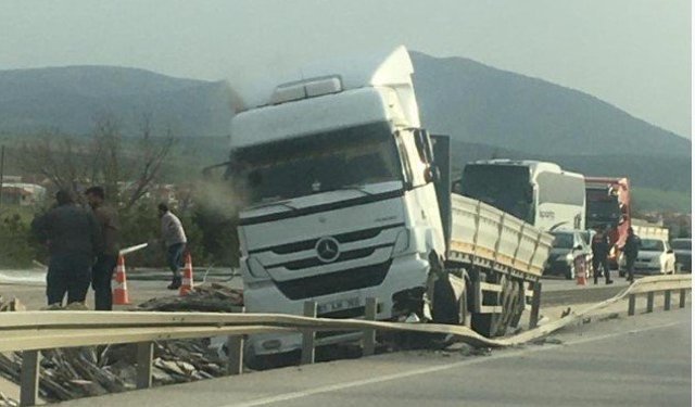 Afyon'da bir anlık hatayla tır refüje girdi!