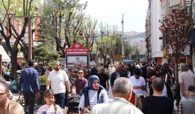 Eskişehir güneşi gördü, adım atacak yer kalmadı!