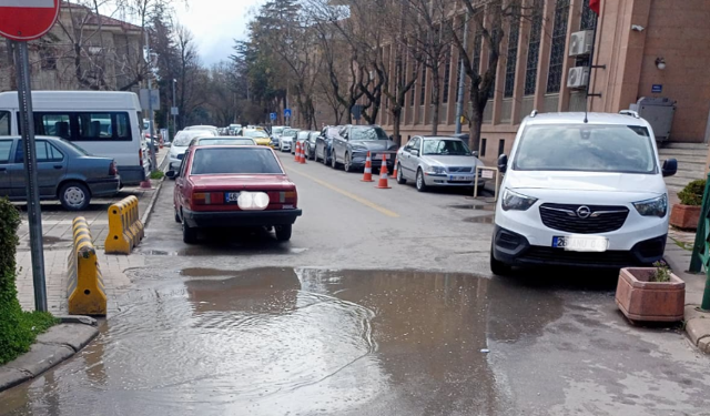 Eskişehir'de yol ortasında gölet!
