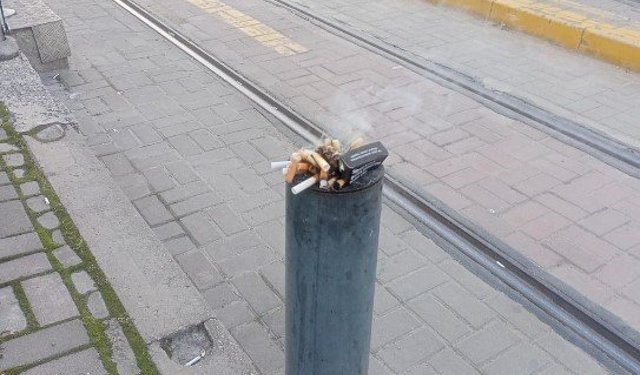 Eskişehir'de tramvay durağında izmarit birikimi dikkat çekti