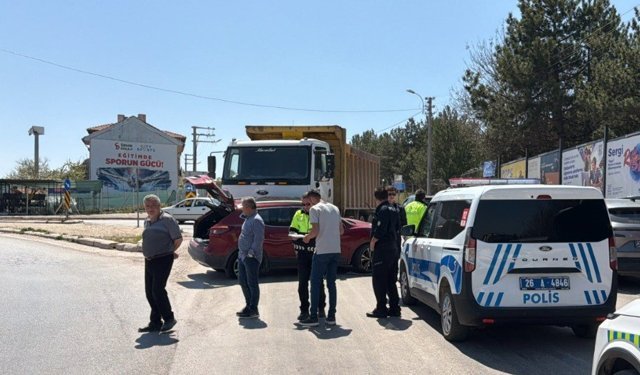 Eskişehir'de hafriyat kamyonu çarptığı aracı sürükledi!