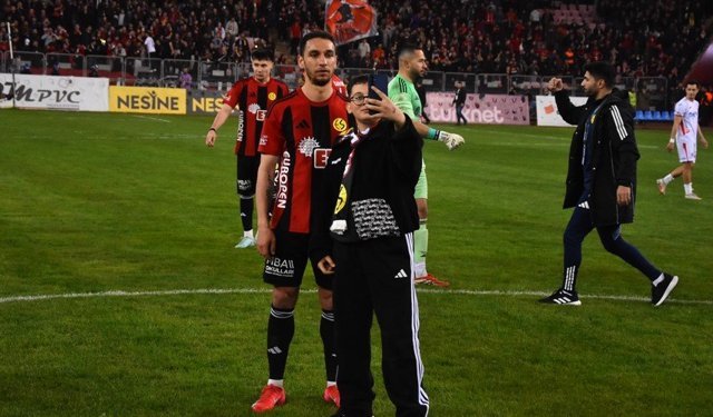 Çocuklardan futbolculara sevgi seli