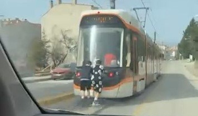 Eskişehir'de tramvay hattında yürekleri ağza getiren yolculuk!