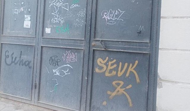 Eskişehir'de duvar yüzeylerinde yazılar dikkat çekiyor