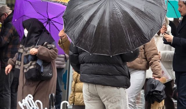 Eskişehir’de aniden bastıran yağış şemsiye satışlarını patlattı