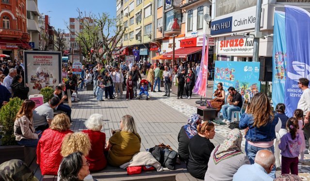 Eskişehir'de sokaklar yayalara kaldı müzik şehri sardı