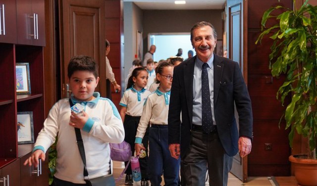 Başkan Ataç minik öğrencilerin sorularını yanıtladı