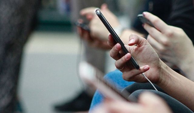 Aşırı sıcaklar telefonları da vurdu: Böyle kullanıyorsanız dikkat!
