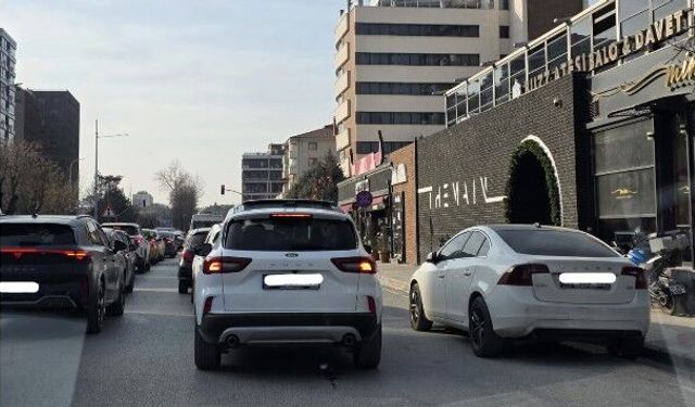 Eskişehir'deki trafik öğle saatlerinde bile sürücüleri zorladı!