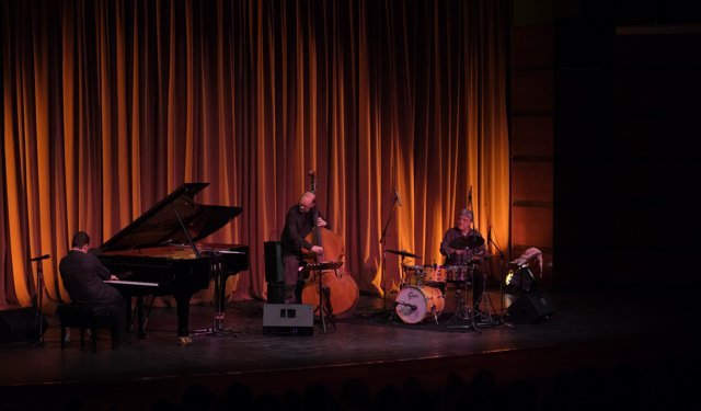 Eskişehir'de trio performansı ayakta alkışlandı