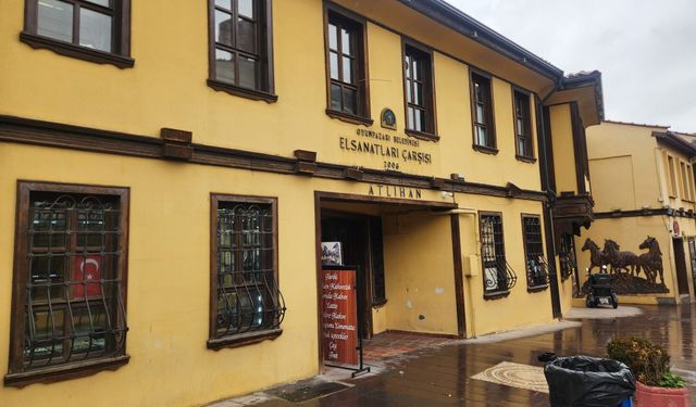 Eskişehir'deki çarşı ziyaretçilerini zamanda yolculuğa çıkarıyor