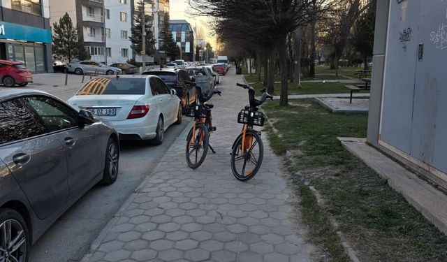 Kaldırıma bırakılan elektrikli bisikletler yayaları mağdur ediyor