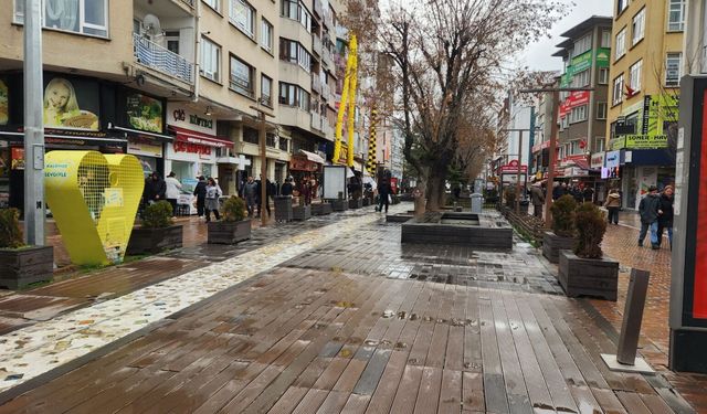 Eskişehir'de yağış etkili oldu, sokaklar boş kaldı