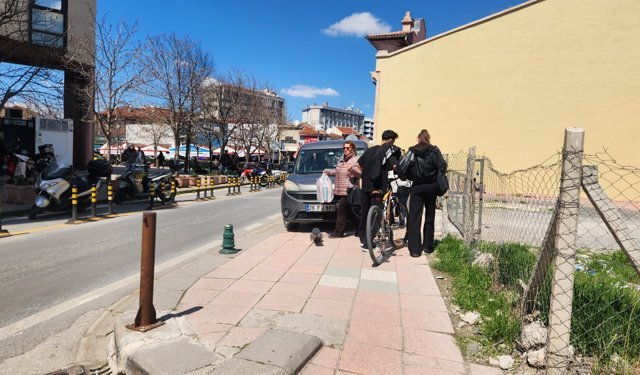 Eskişehir’de duyarsız sürücüler vatandaşı çileden çıkardı!