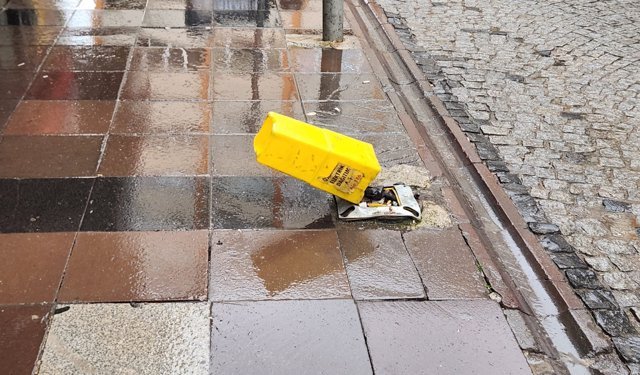 Eskişehir'de kaldırımdaki elektrik dubası tehlike saçıyor