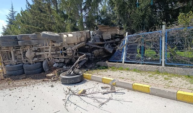 Eskişehir'de kamyon çitleri aşıp fabrika bahçesine uçtu!