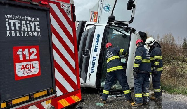Eskişehir'de kaygan yolda kaza: Belediye kamyonu yan yattı!