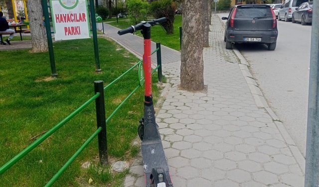 Eskişehir'de scooterlar gelişigüzel bırakıldı, yürüyüş zorlaştı