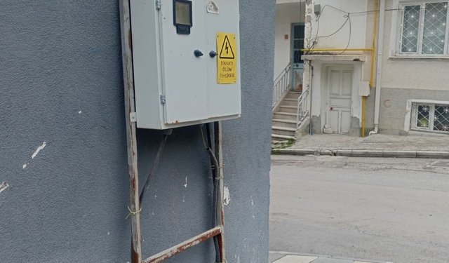 Eskişehir'de pano kaldırıma taştı