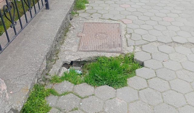 Eskişehir'de kaldırımda göçük risk oluşturdu