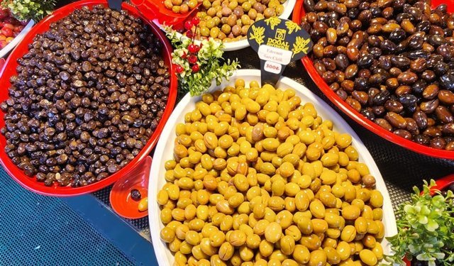 Eskişehir'de zeytin tezgahlarında fiyatlar dikkat çekiyor