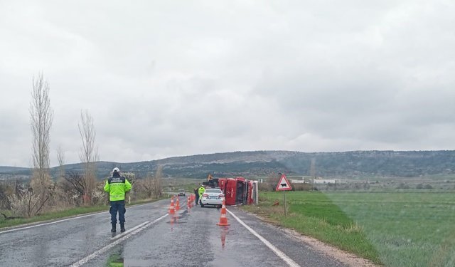 Seyitgazi-Kırka yolunda tır devrildi