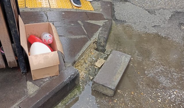 Postane Sokak'ta kaldırım taşı yerinden çıktı