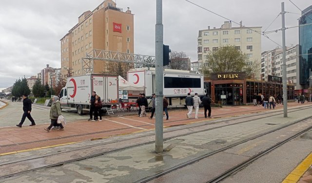 Kızılay'ın bağı aracı Eskişehir'de meydanda