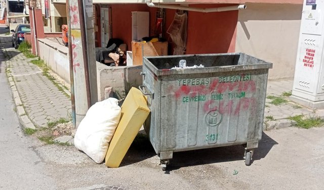 Atıklar konteyner yanına yığıldı
