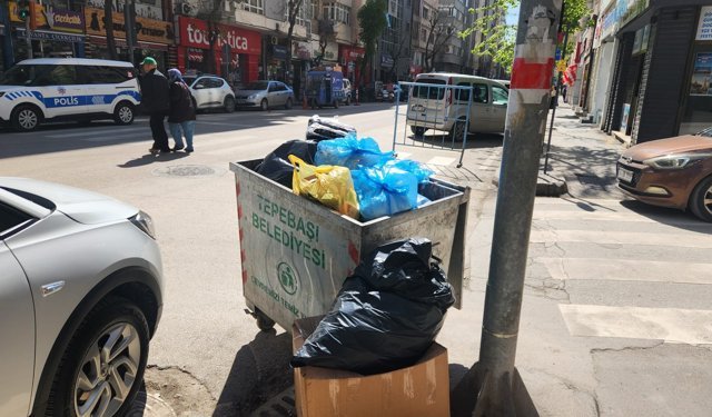 Eskişehir'de gündüz atılan çöpler çevreyi kirletiyor