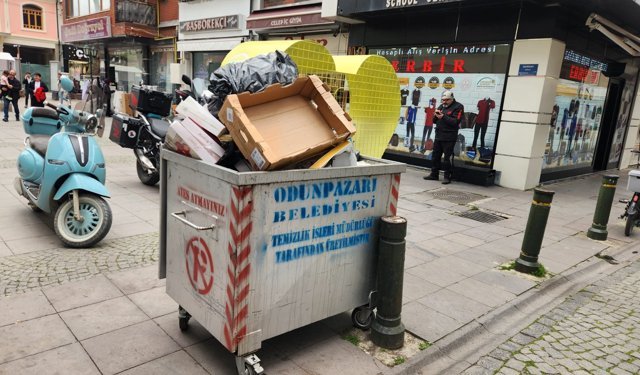 Eskişehir’de gündüz bırakılan atıklar sokakları çöp alanına çevirdi