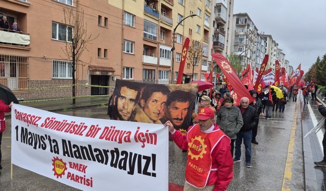 Eskişehir’de 1 Mayıs coşkusu: Yağışa rağmen meydan doldu