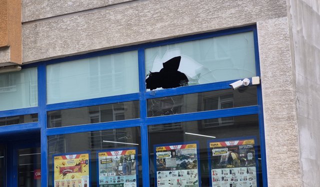 Eskişehir'de kaldırıma çıkan araç markete girdi!