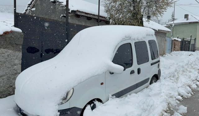 Pazar yolu kapandı, vatandaşlar mahsur kaldı