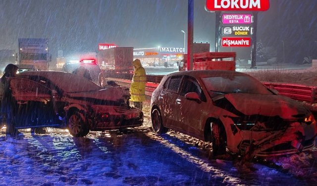 Afyon'da kar yağdı: Zincirleme kazada 8 kişi yaralandı