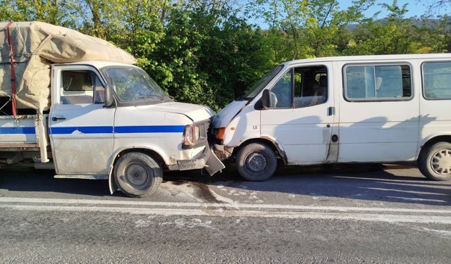 Osmaneli’nde iki araç kafa kafaya çarpıştı!