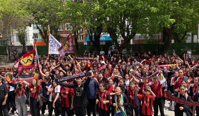 Eskişehirspor’a öğrencilerden moral desteği