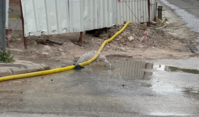 Eskişehir’de patlayan tahliye hortumu sokağı suya boğdu