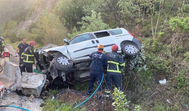 Direksiyon hakimiyetini kaybetti, araç şarampole devrildi!