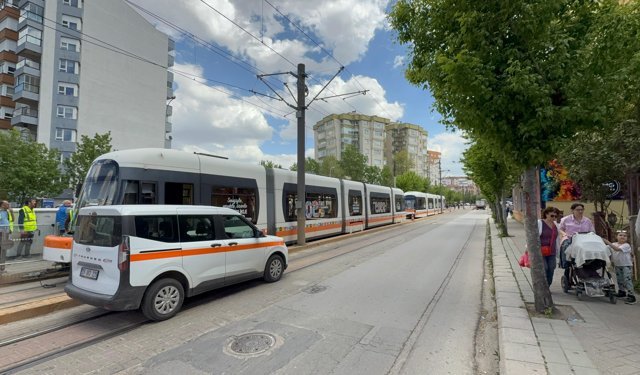 Eskişehir tramvay yolunda korkutan olay: Teller koptu, seferler durdu!