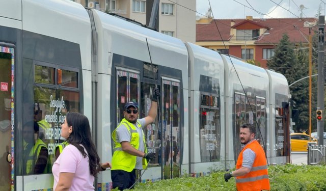 Eskişehir tramvay yolunda korkutan olay: Teller koptu, seferler durdu!